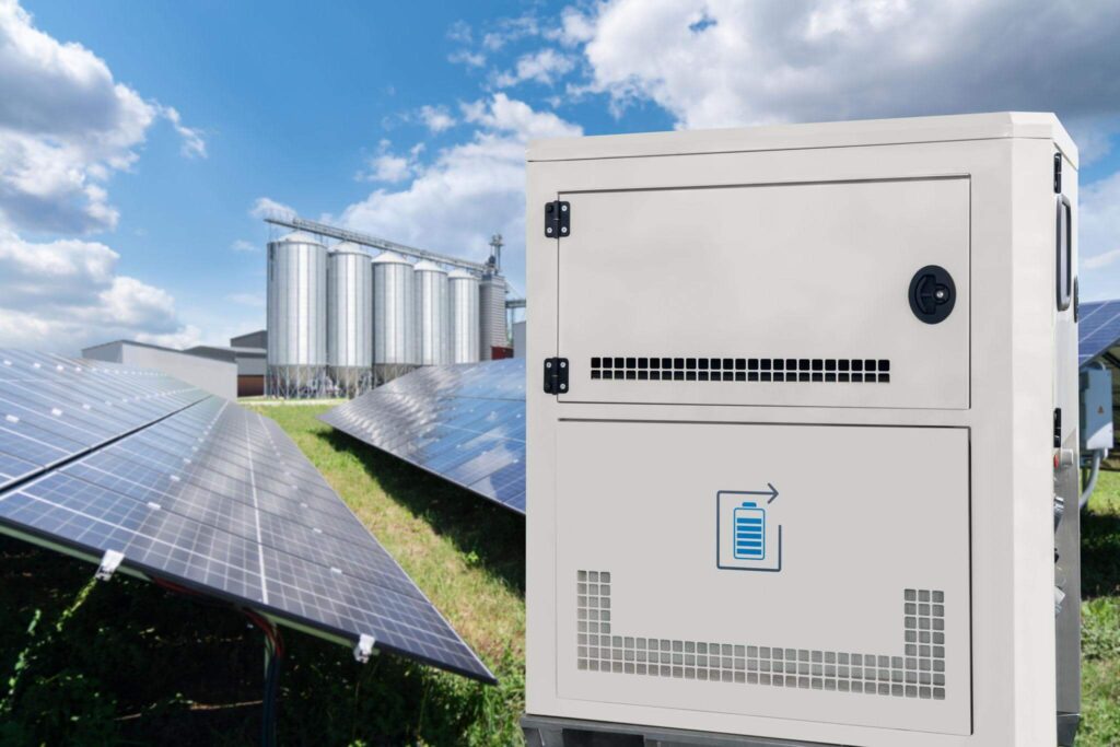 Sistema de energia solar com baterias instalado em propriedade rural para aumentar a eficiência energética no agronegócio.