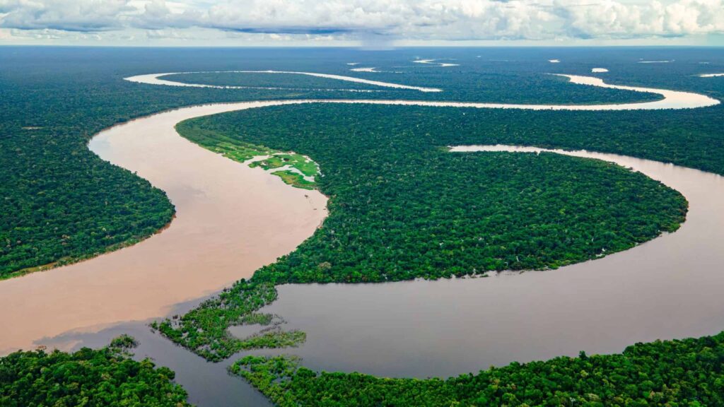 Descubra como a energia solar na Amazônia reduziu custos, aumentou a renda de famílias e mostrou o potencial dos sistemas off-grid para comunidades isoladas.
